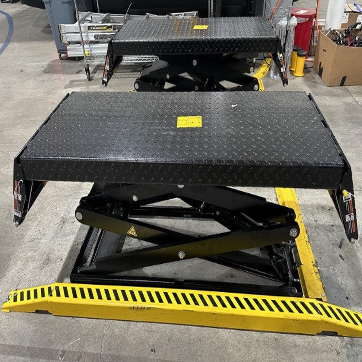 SCISSOR LIFT, 7700LB.