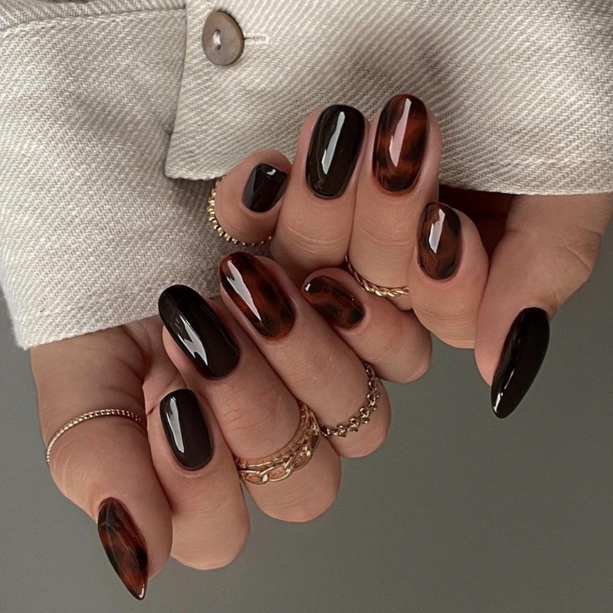 Autumn Elegance Medium Oval Brown and Black Gradient Press On Nail Set with Glossy Finish